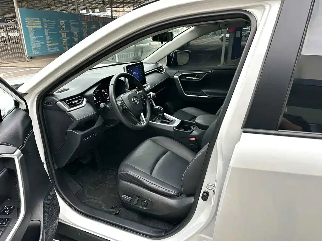 Toyota RAV4 — миниатюра 9