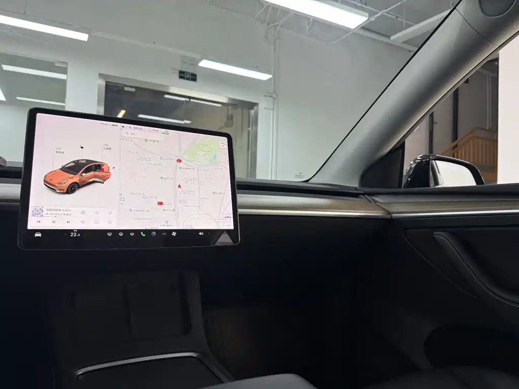 Tesla Model Y — миниатюра 18