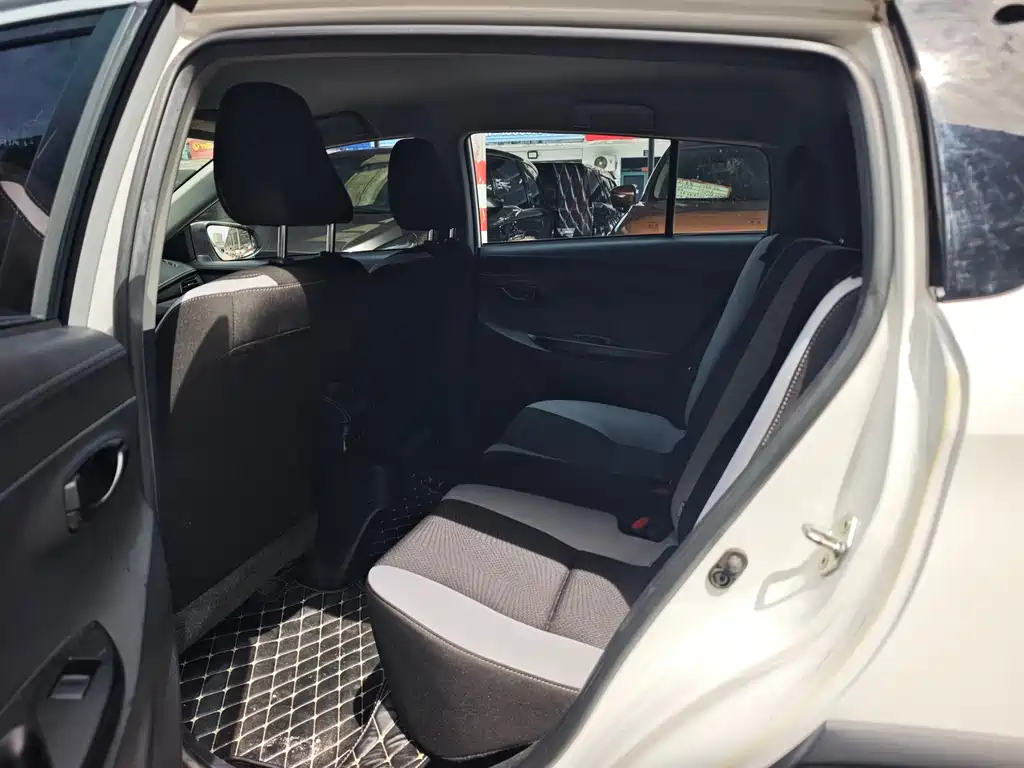 Toyota Yaris L — миниатюра 6