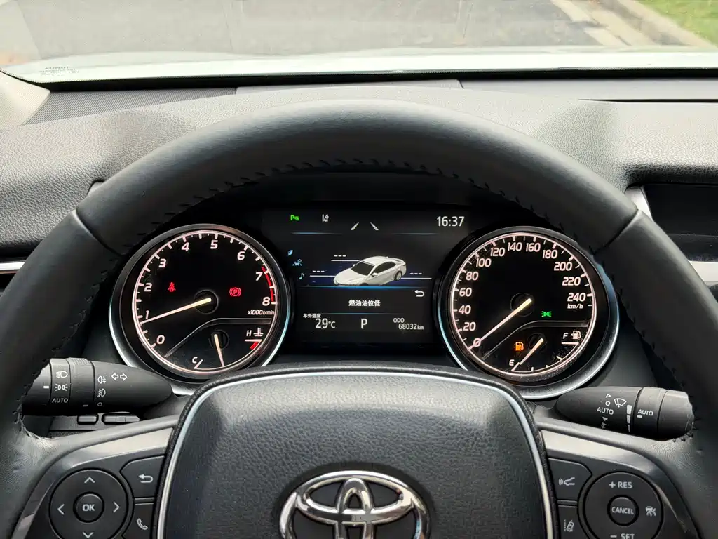 Toyota Camry — миниатюра 9