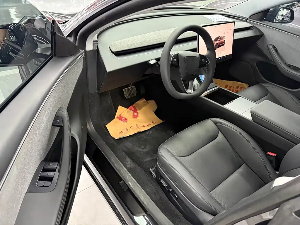 Tesla Model 3 — миниатюра 7