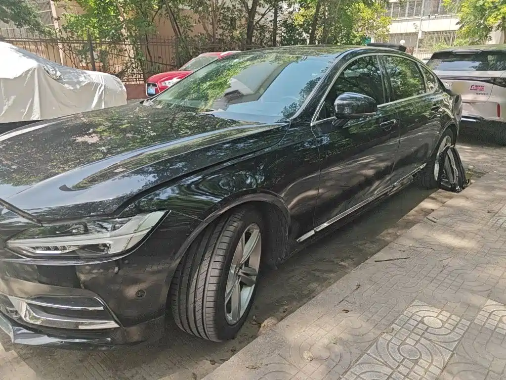Купить Volvo S90