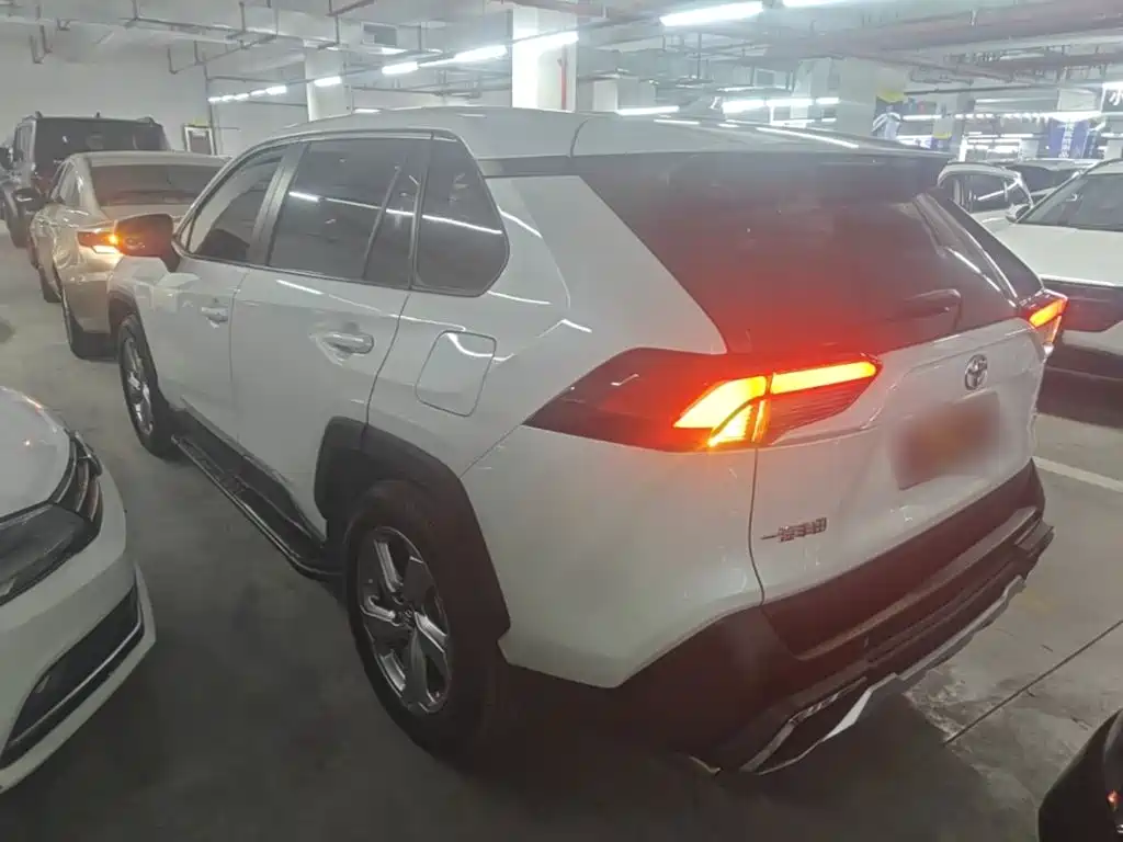 Toyota RAV4 — миниатюра 5