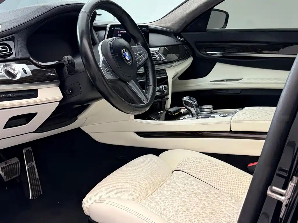 BMW 7 Series — миниатюра 8