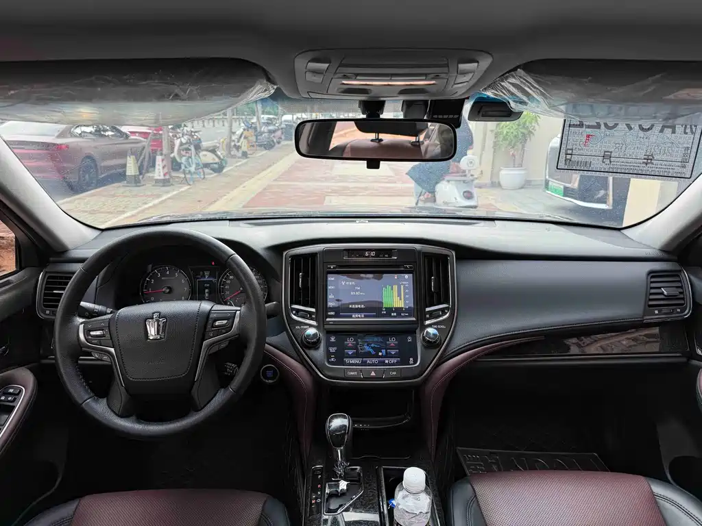 Toyota Crown — миниатюра 5