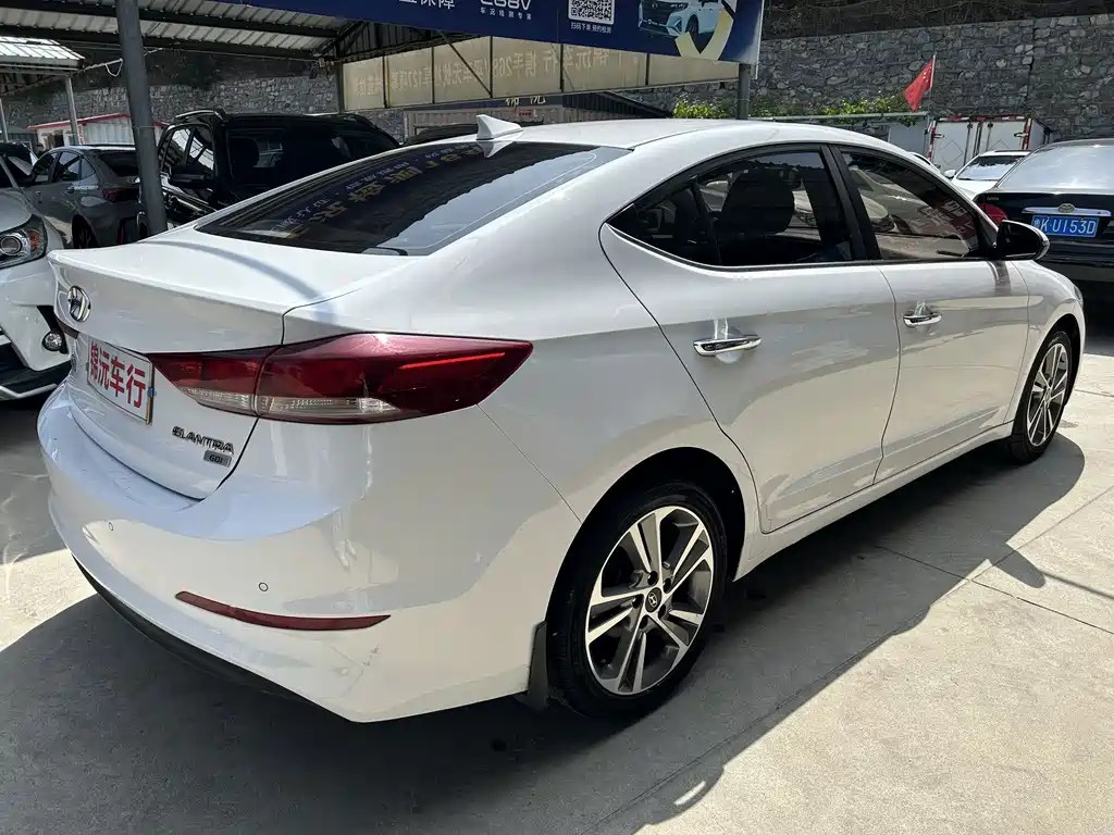 Hyundai Elantra — миниатюра 9