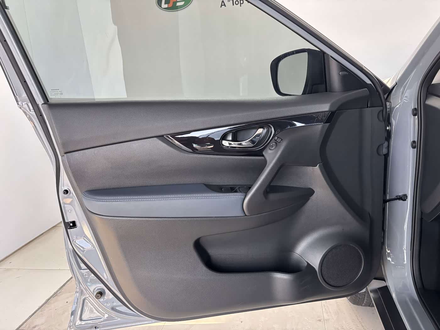 Nissan X-Trail 2.0 л 2025 г. Серебристо-серый, пробег 9900 км
