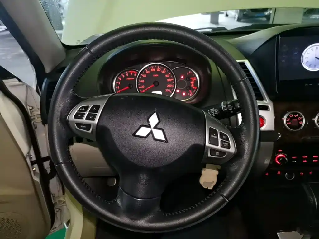 Mitsubishi Pajero Sport — миниатюра 11