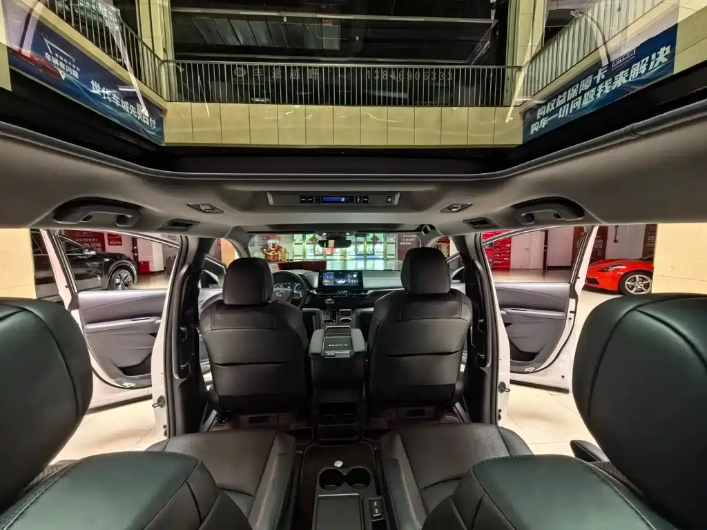 Toyota Granvia — миниатюра 11