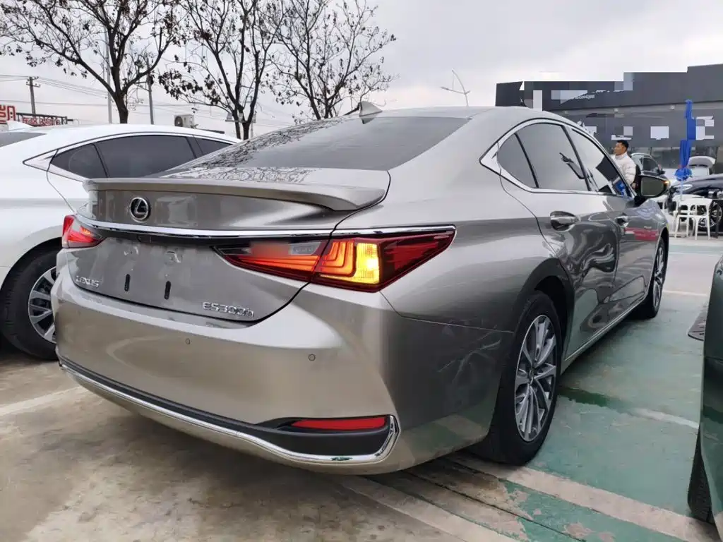 Lexus ES 2022 300h