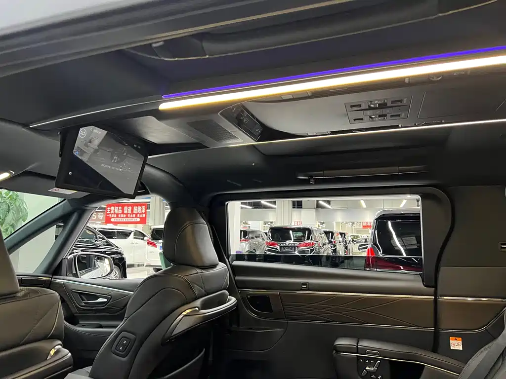 Toyota Alphard — миниатюра 10