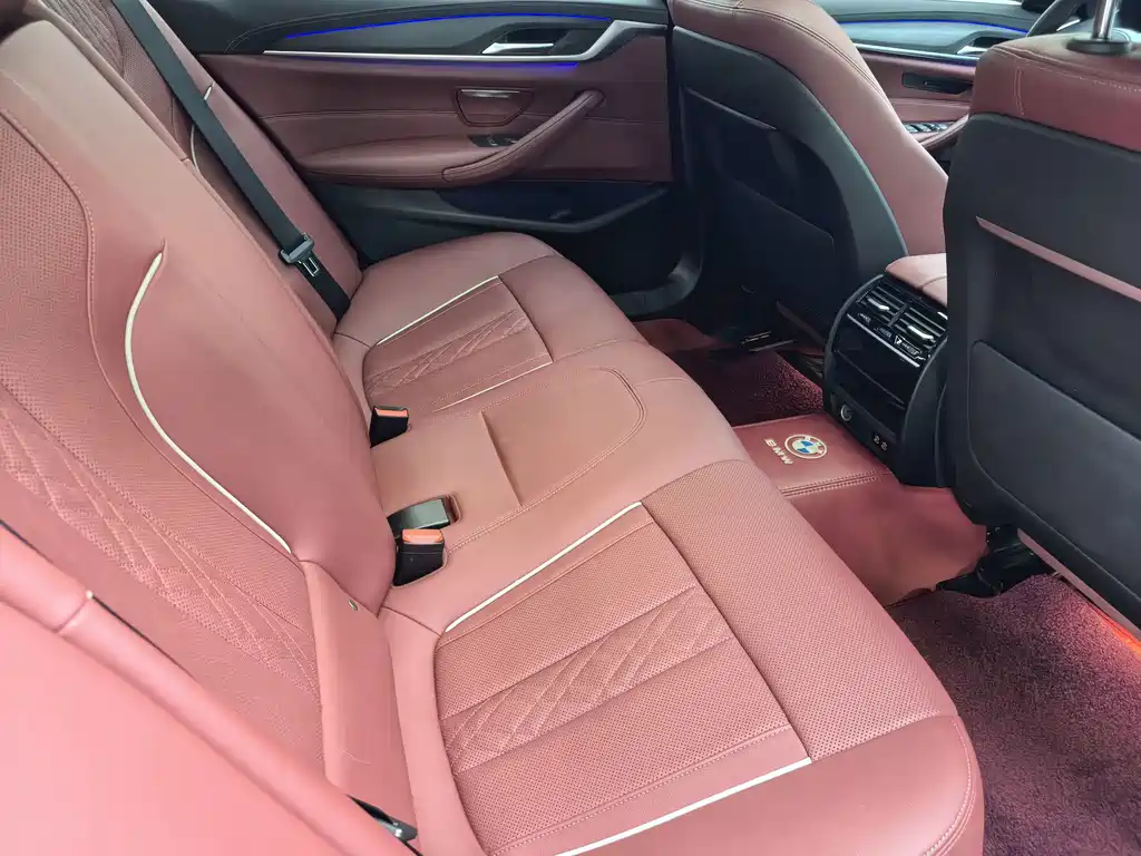 BMW 5 Series — миниатюра 11