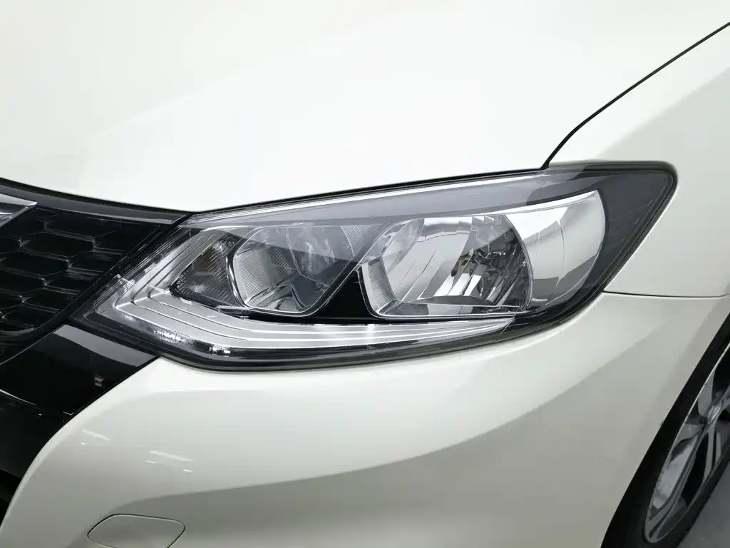 Nissan Tiida — миниатюра 7