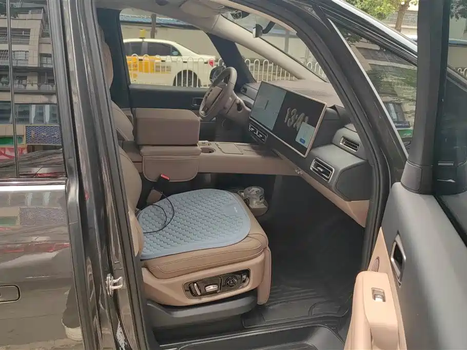 Li Auto MEGA 2025 Home