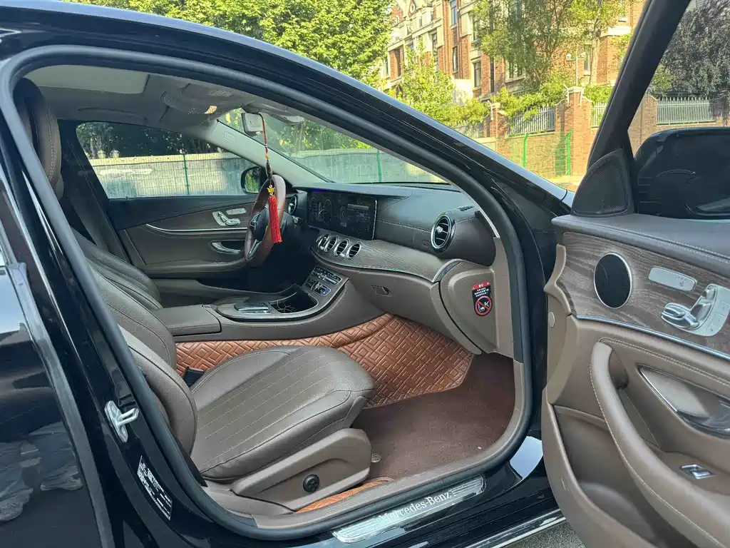 Mercedes-Benz E-Class — миниатюра 5