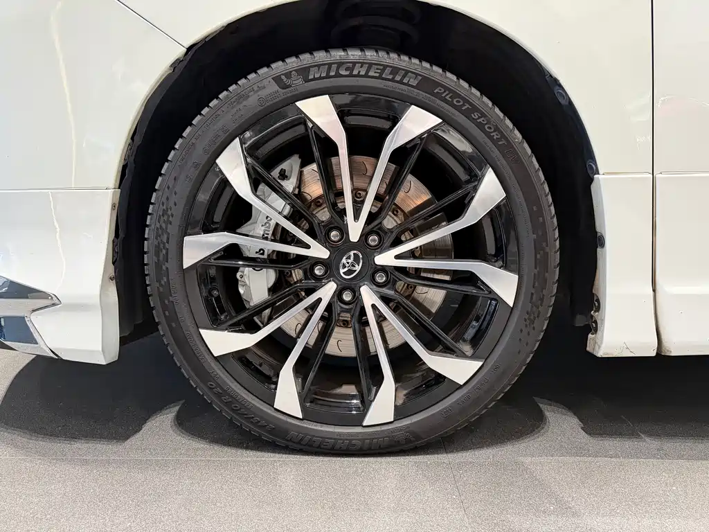 Toyota Alphard — миниатюра 6