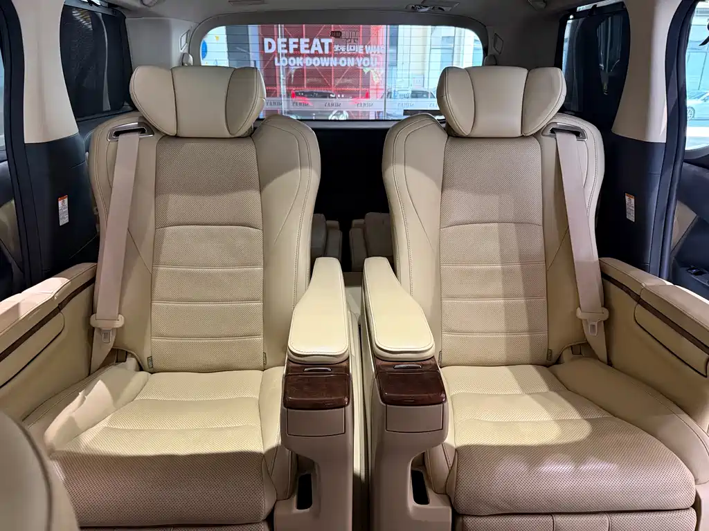 Toyota Alphard — миниатюра 12