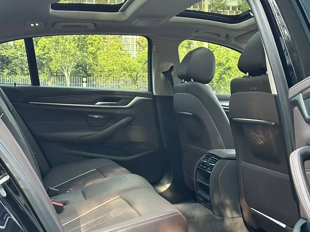 BMW 5 Series — миниатюра 17