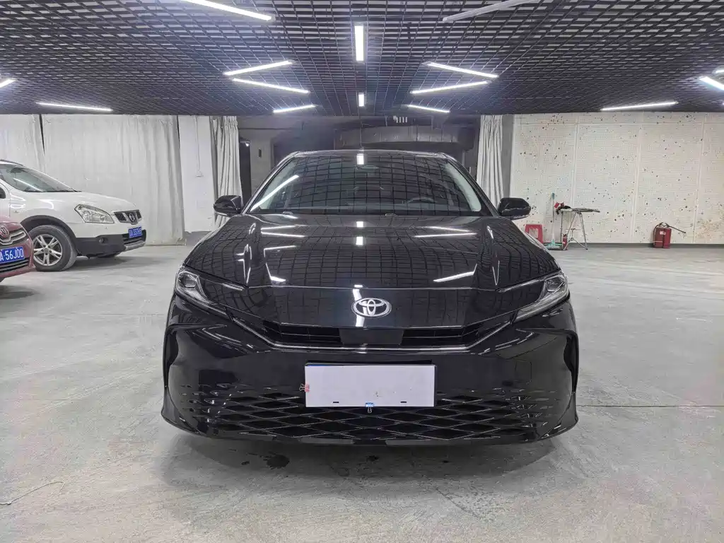 Toyota Camry - фото 2