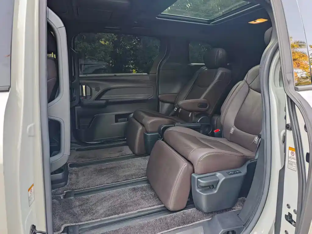Toyota Sienna — миниатюра 5