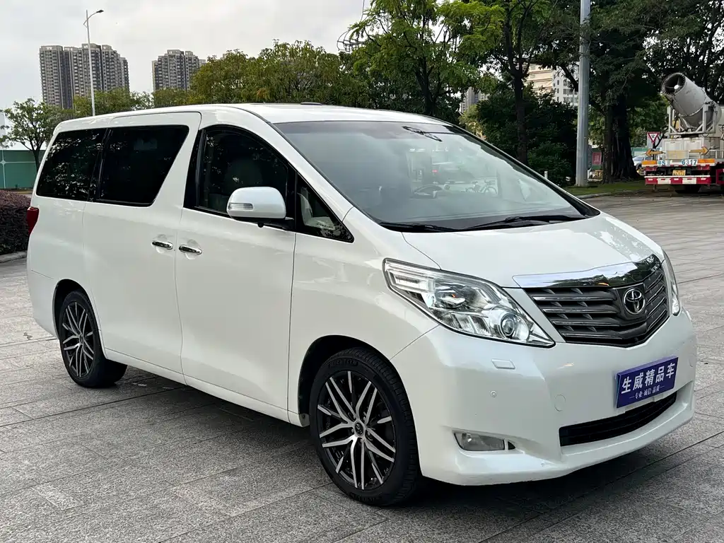 Toyota Alphard — миниатюра 3