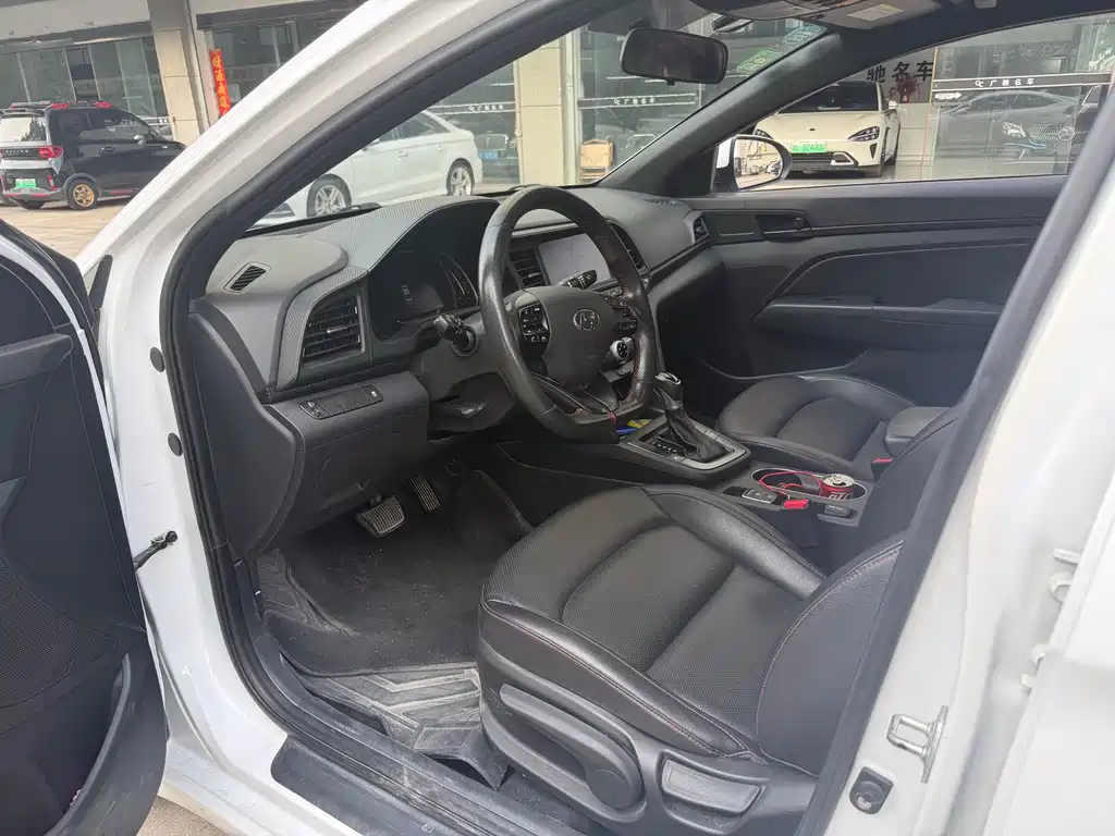 Hyundai Elantra — миниатюра 5