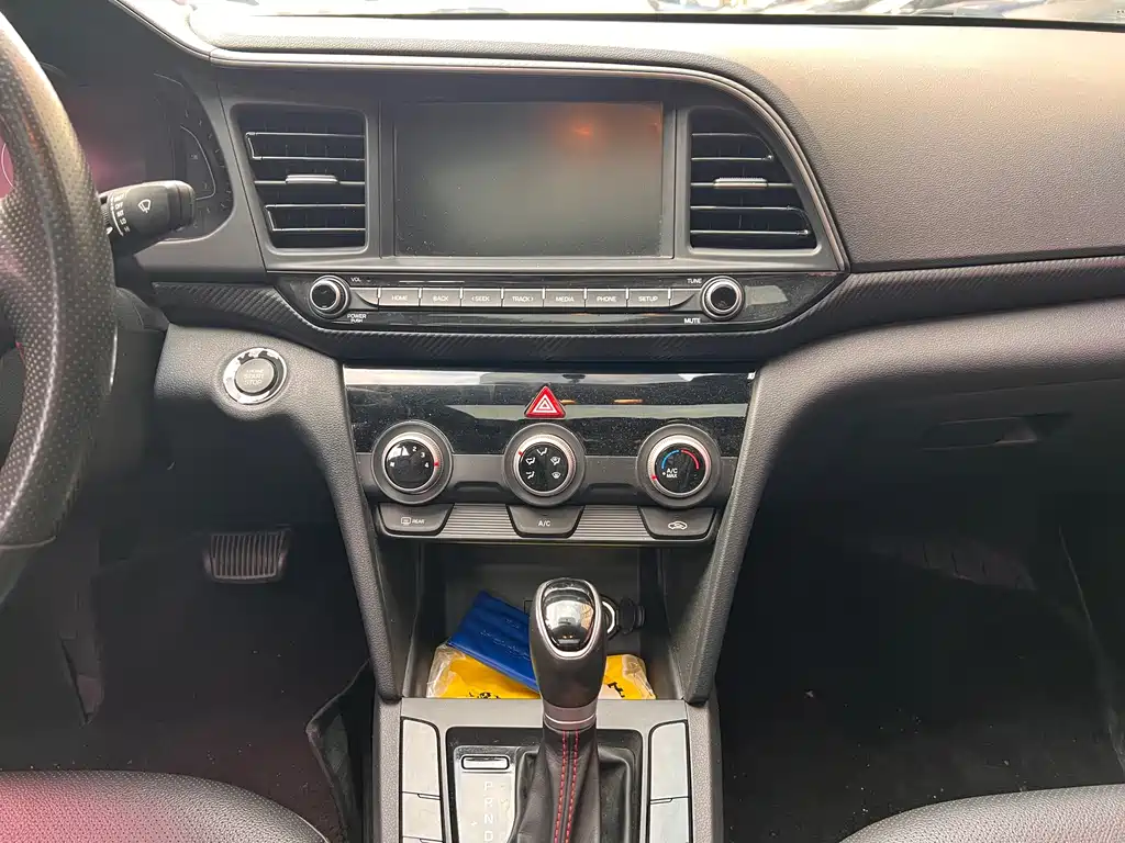 Hyundai Elantra — миниатюра 7
