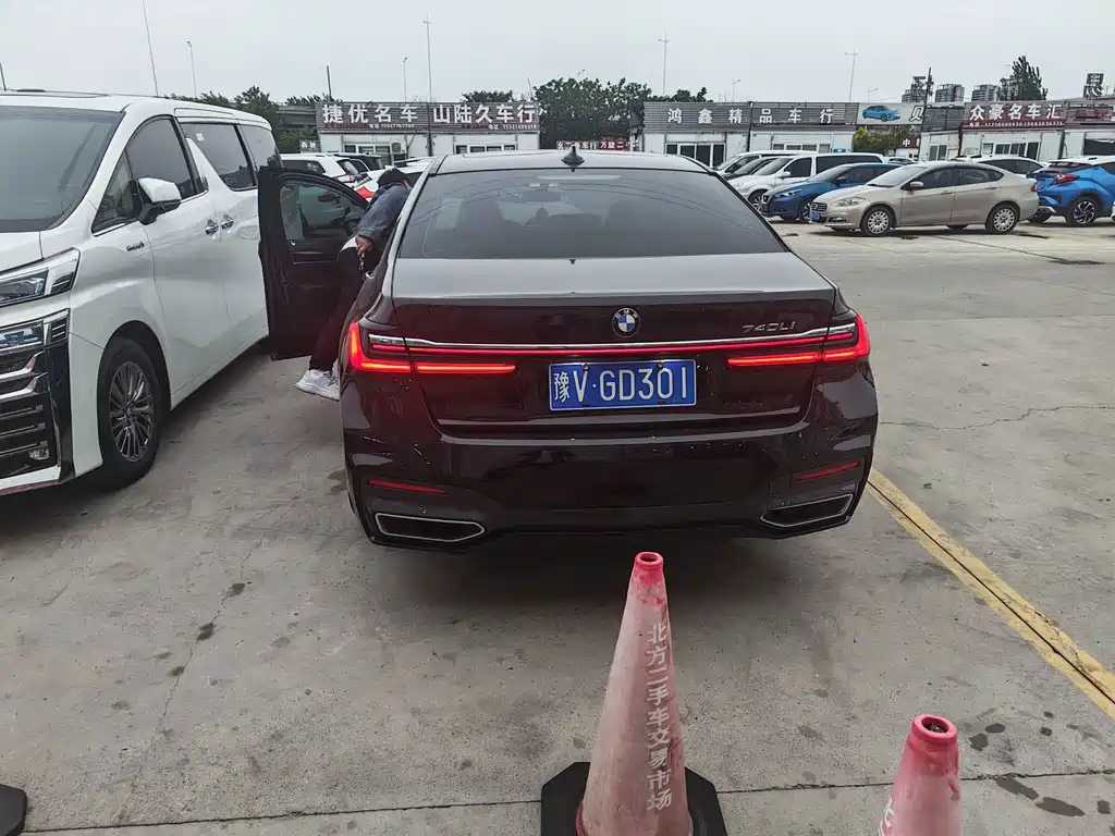 BMW 7 Series — миниатюра 8