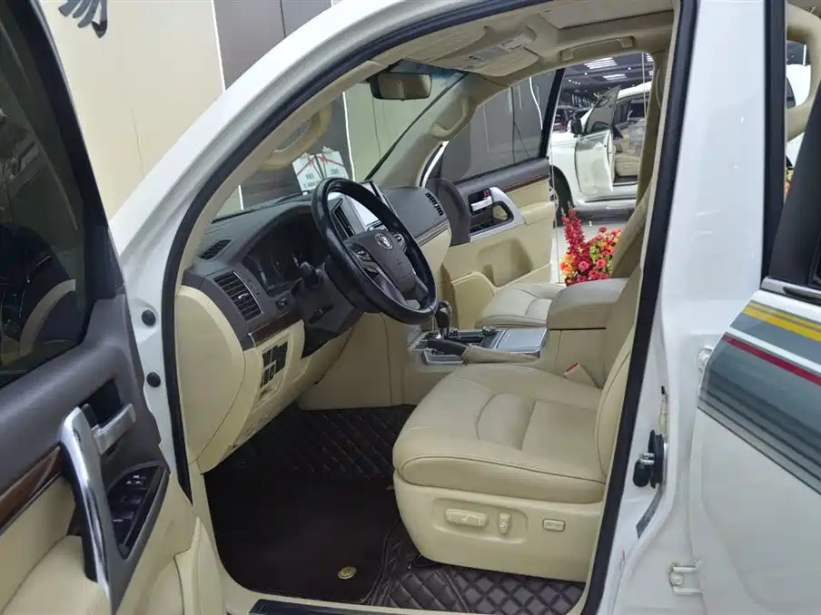 Toyota Land Cruiser 2017 5.7L AT