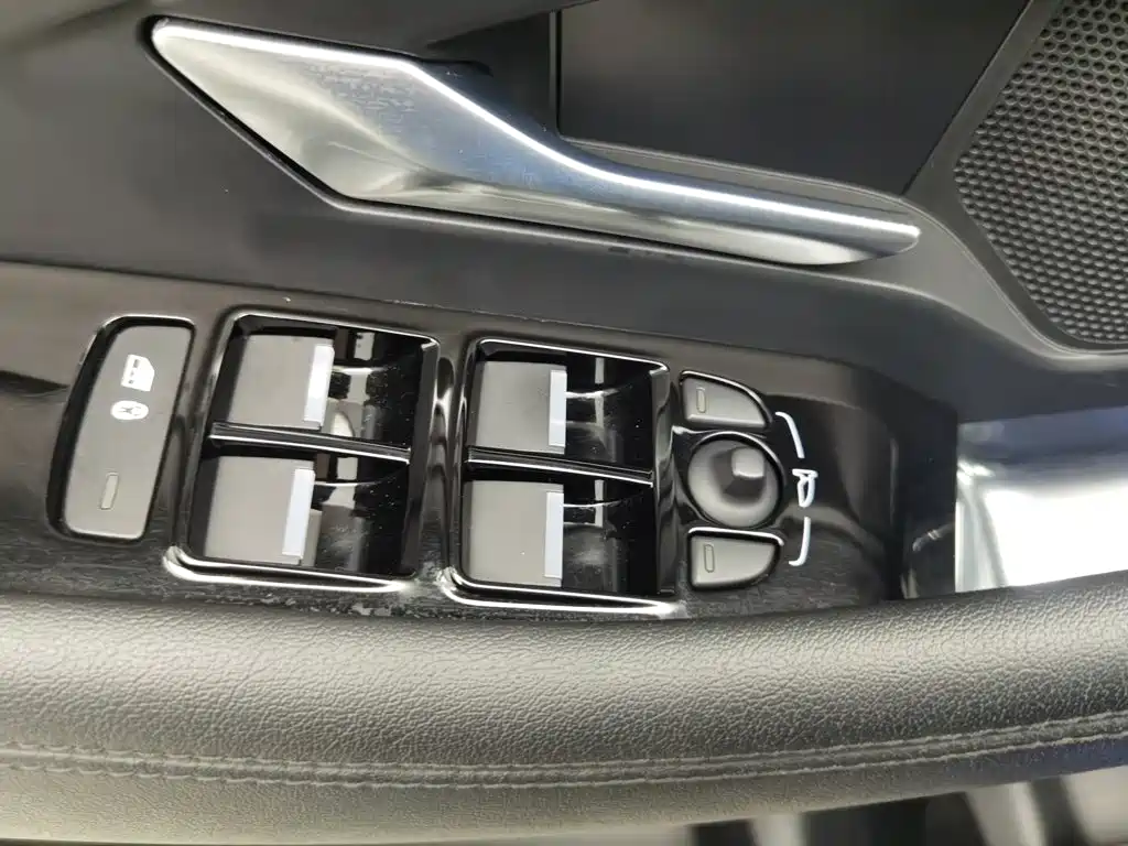 Jaguar E-PACE — миниатюра 9