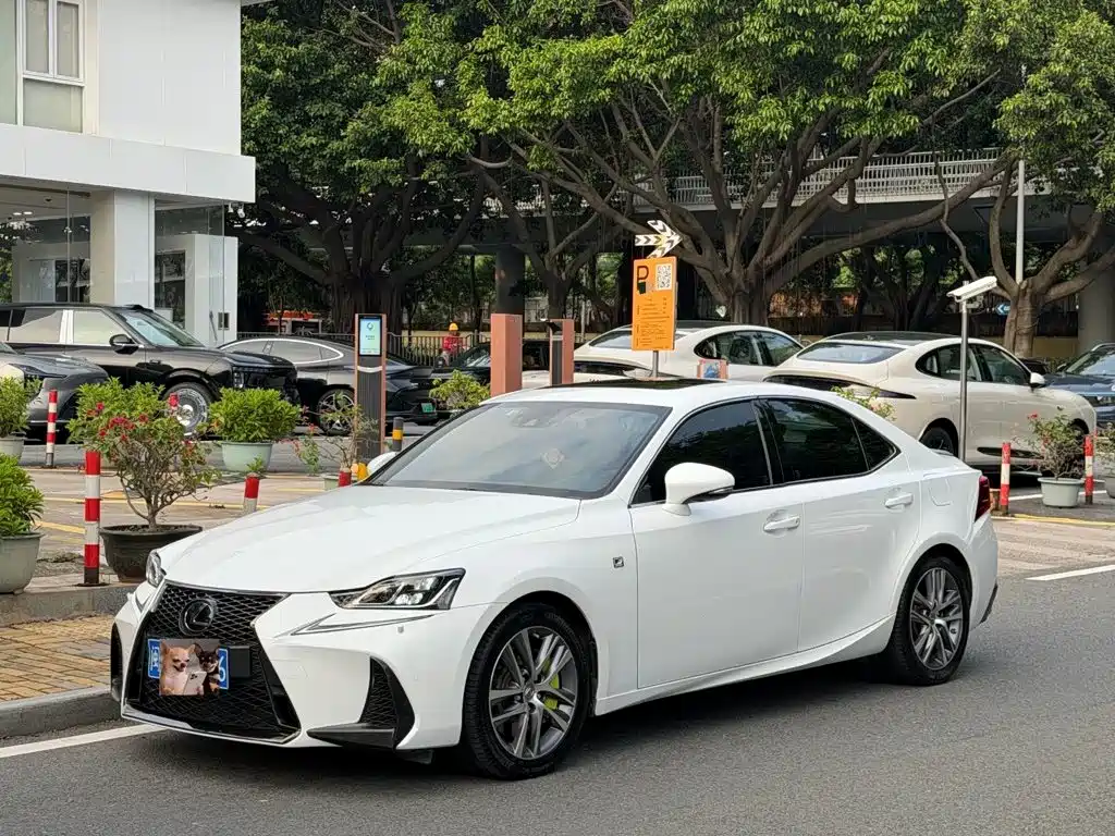 Lexus IS