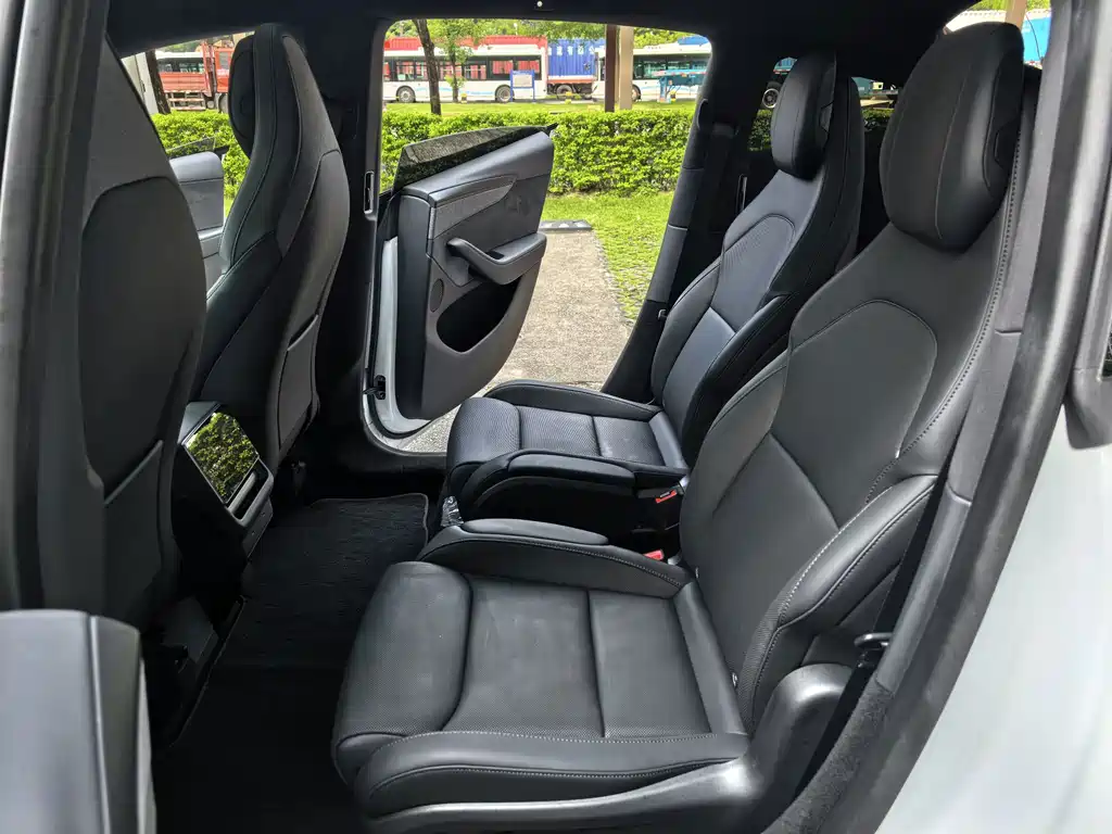 Tesla Model Y L — миниатюра 9