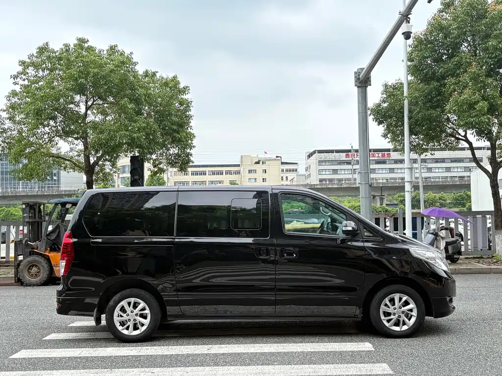 Forthing Lingzhi Plus PLUS 2023 2.0L MT Luxury CNG 7 мест