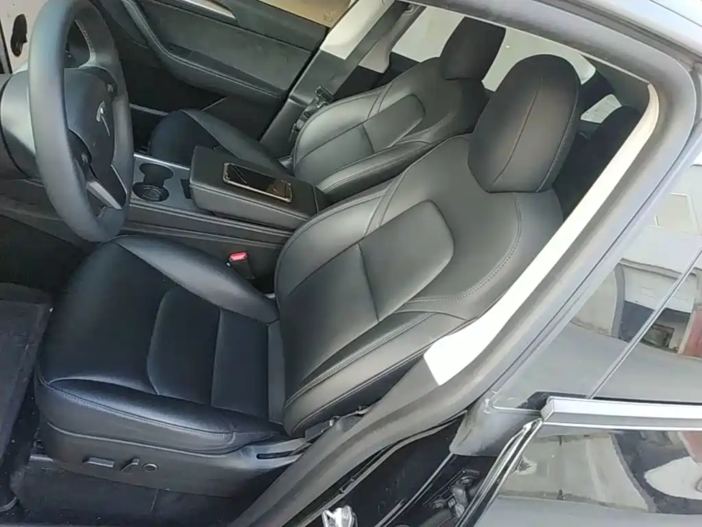 Tesla Model Y — миниатюра 15