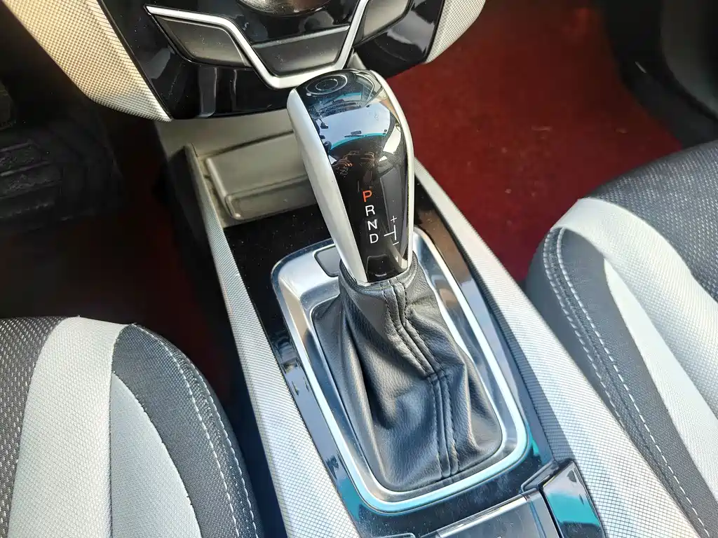 Luxgen U6 — миниатюра 19