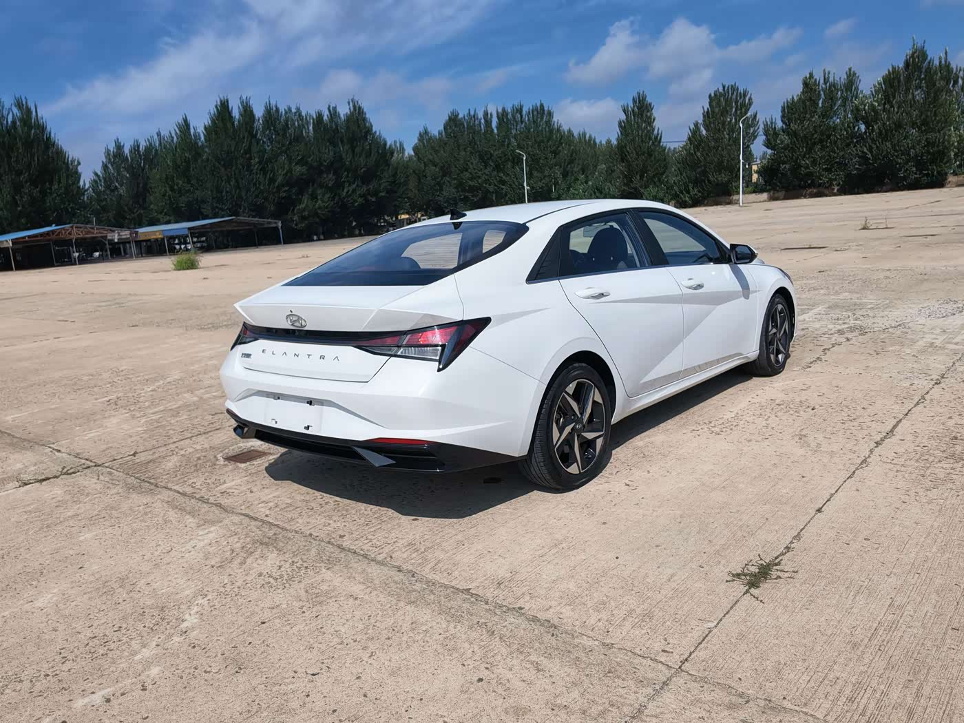 Hyundai Elantra 1.5 л 2022 г. Белый, пробег 24000 км