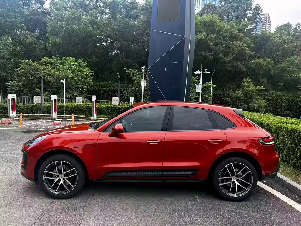 PORSCHE MACAN