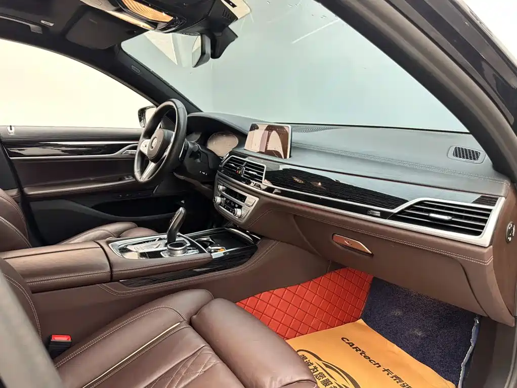 BMW 7 Series — миниатюра 11
