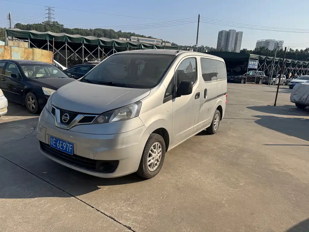 NISSAN NV200