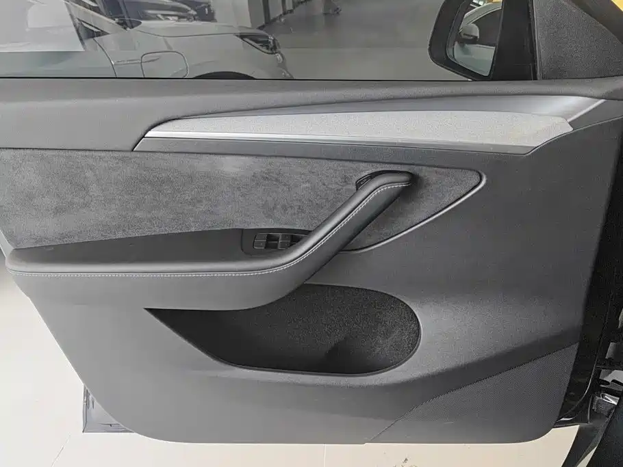 Tesla Model Y — миниатюра 7