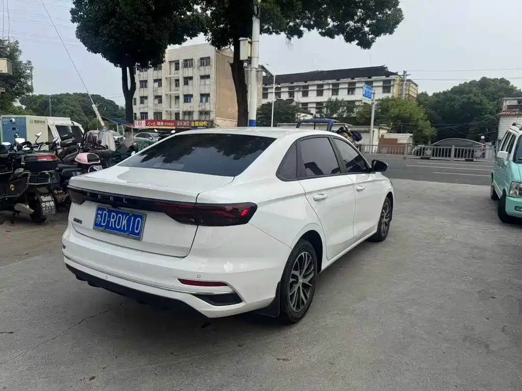 Geely Emgrand 2025 4 1.5L MT