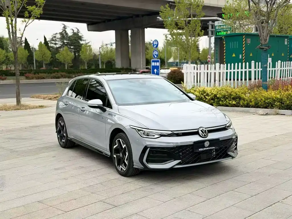 Volkswagen Golf 2025 300TSI R-Line