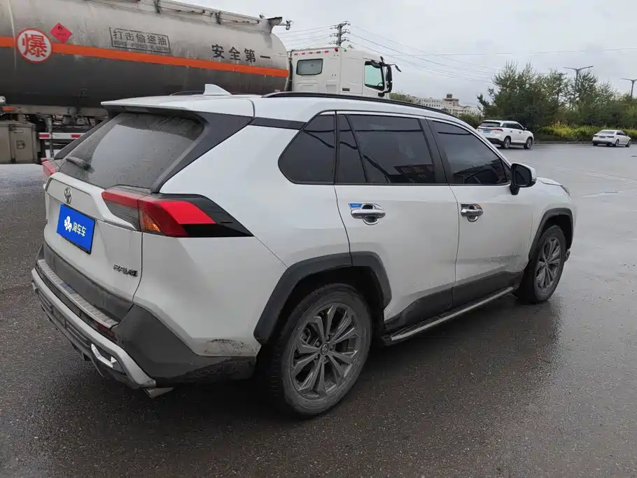 Toyota RAV4 — миниатюра 3