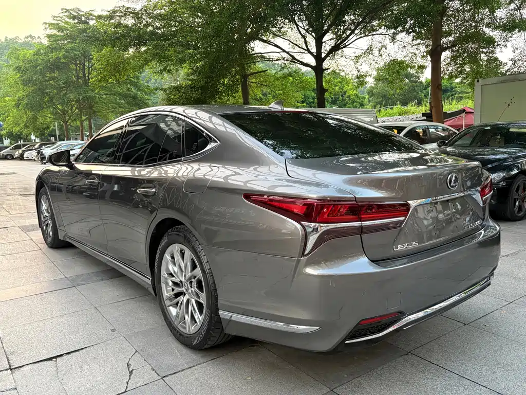 Lexus LS — миниатюра 11