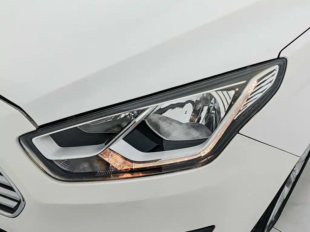 Ford Escort 2015 1.5L AT Fashion