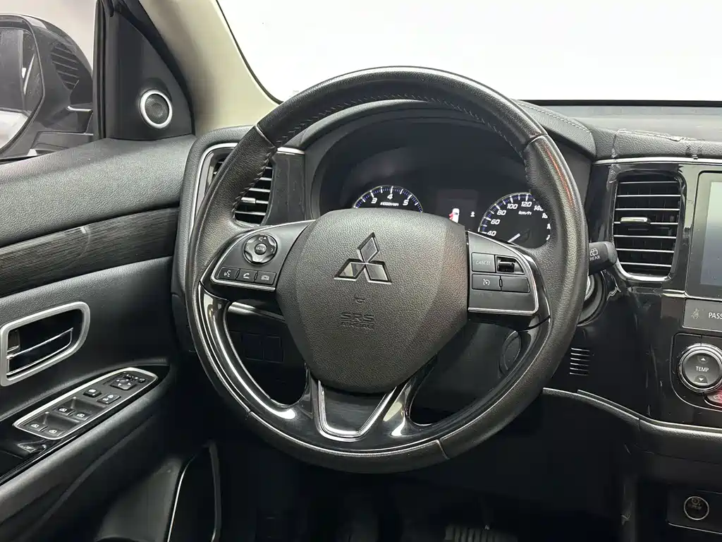 Mitsubishi Outlander — миниатюра 12