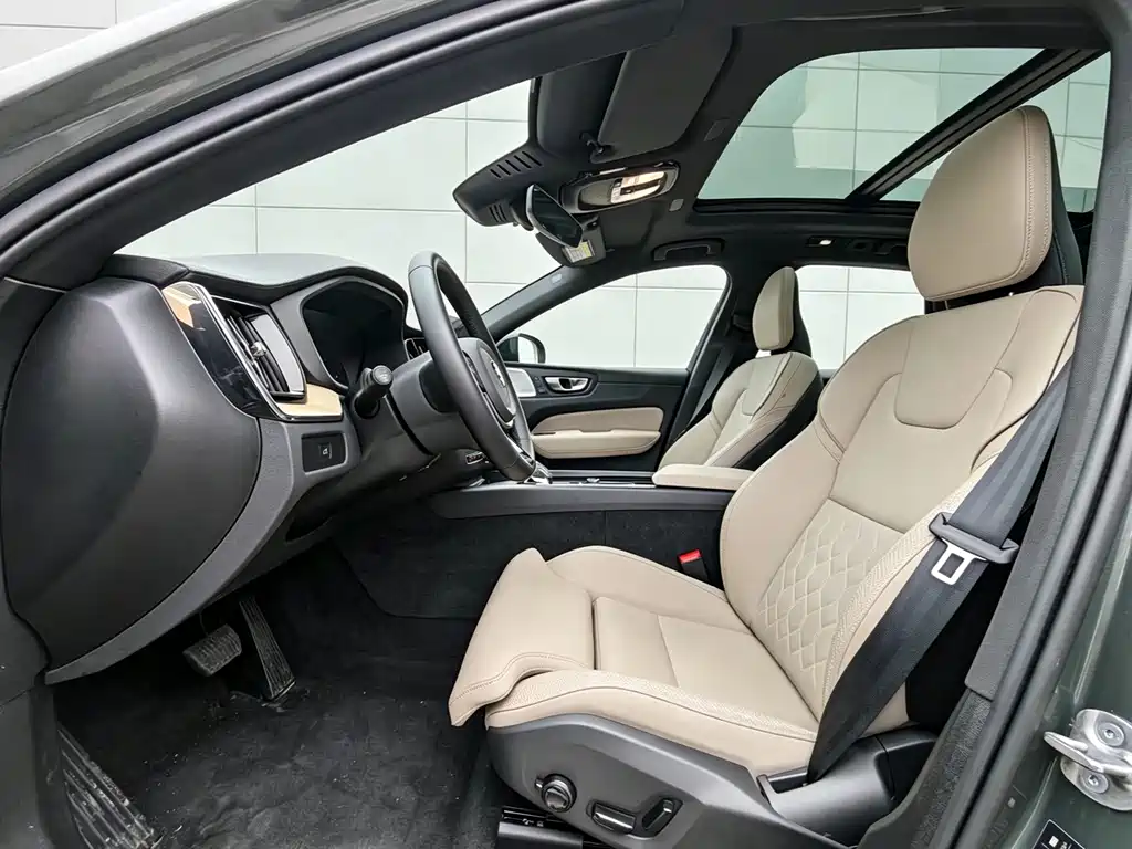 Volvo XC60 - фото 10