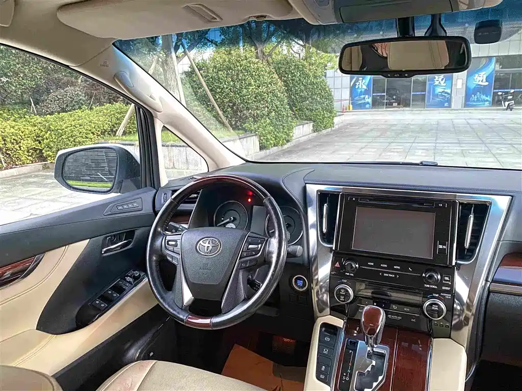 Toyota Alphard — миниатюра 12