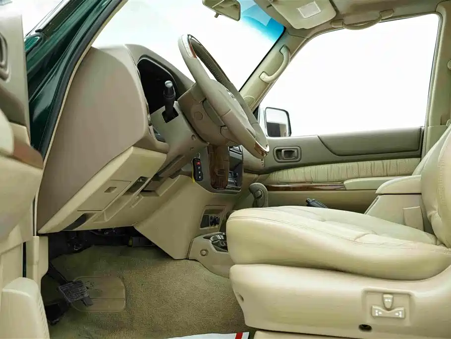 Nissan Patrol — миниатюра 7