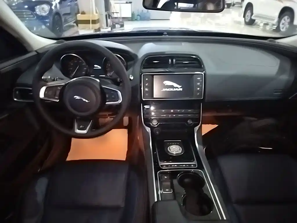 Jaguar XE — миниатюра 10